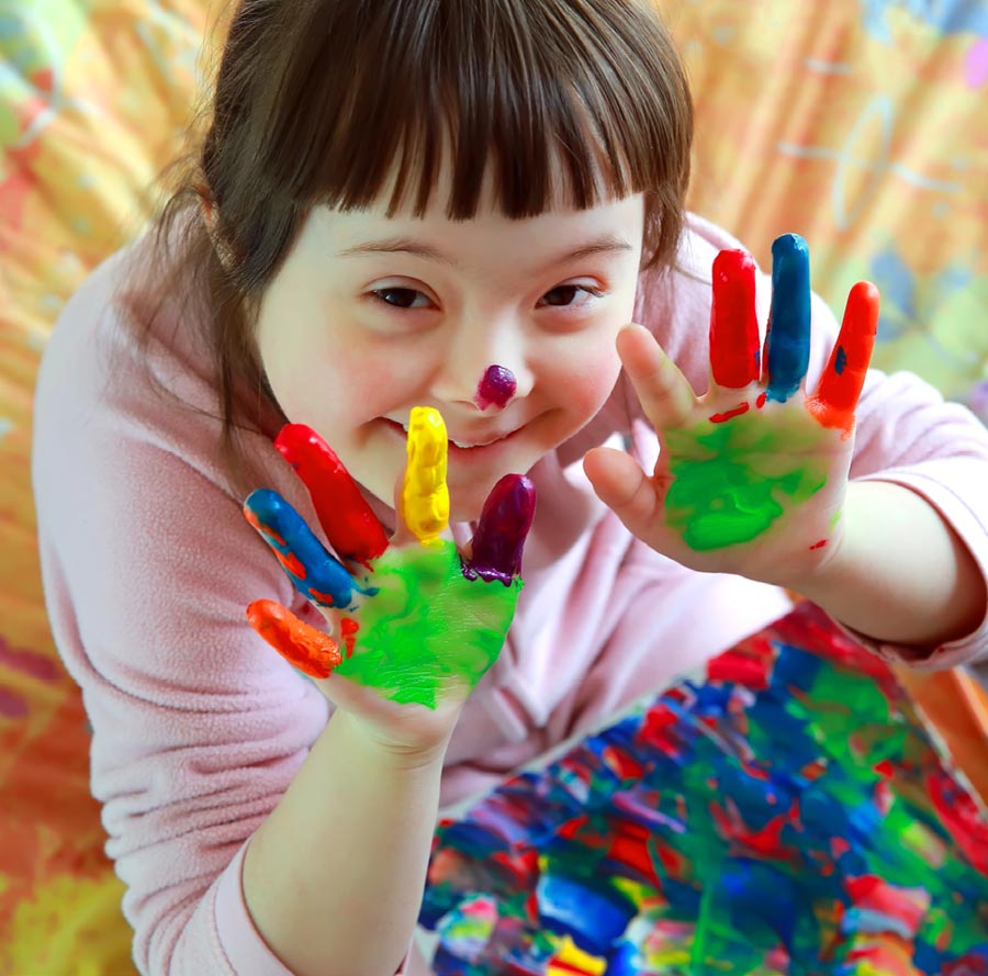 FeaturedImage3 Special needs girl smiling and painting with hands
